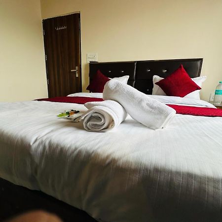 The Lord Krishna Residency Vrindavan Hotel ภายนอก รูปภาพ