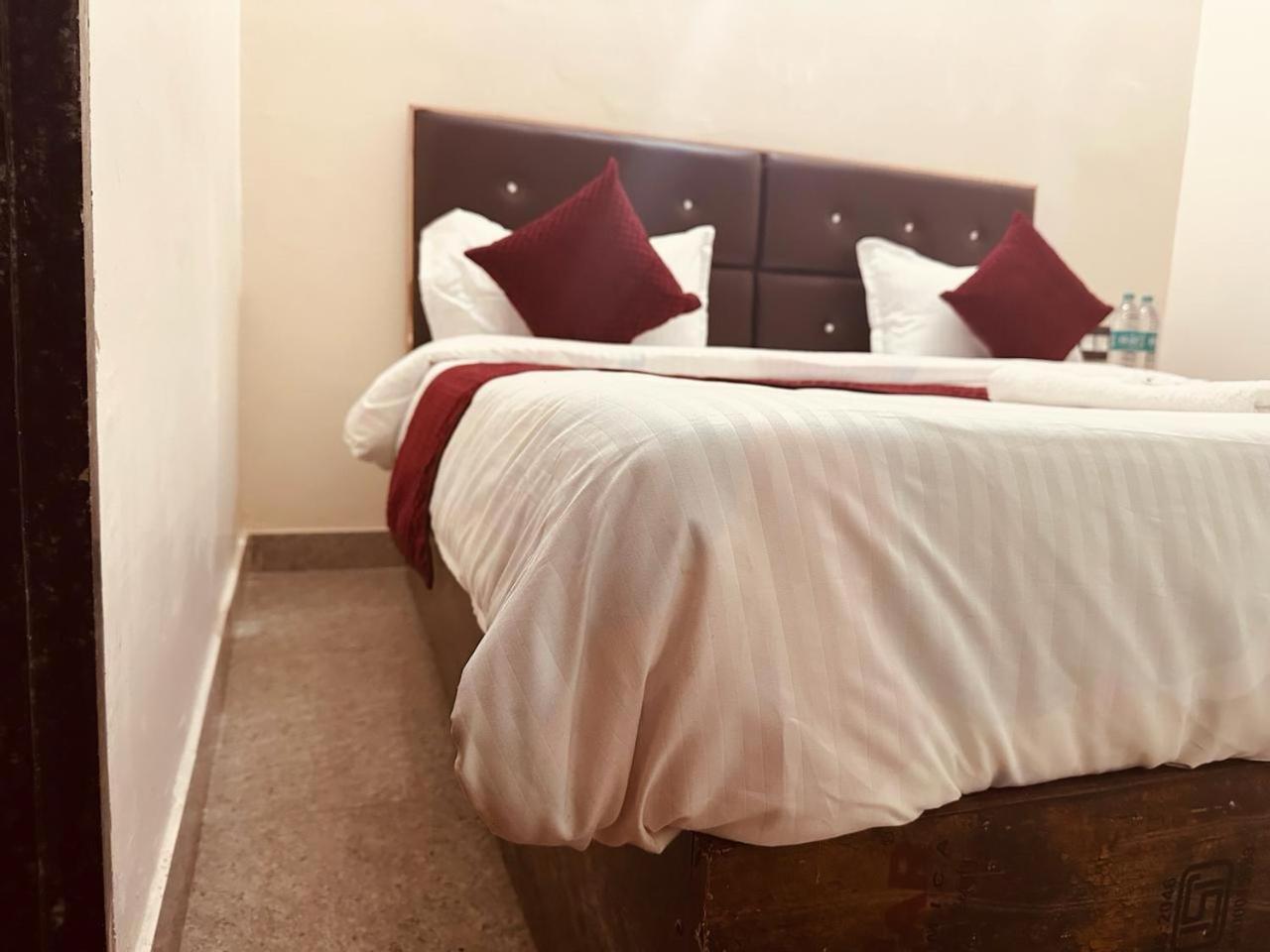 The Lord Krishna Residency Vrindavan Hotel ภายนอก รูปภาพ