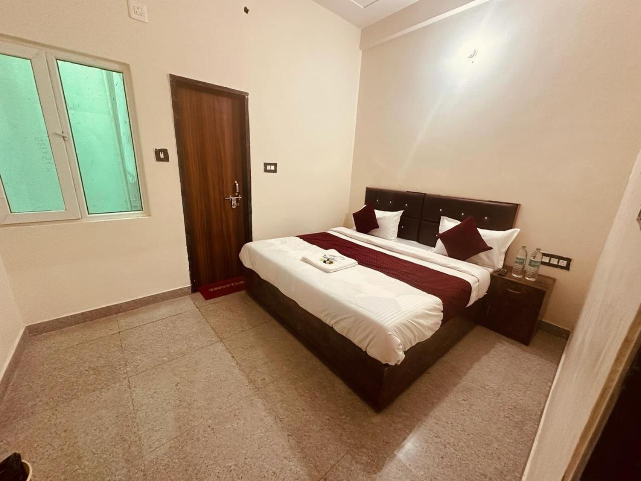 The Lord Krishna Residency Vrindavan Hotel ภายนอก รูปภาพ