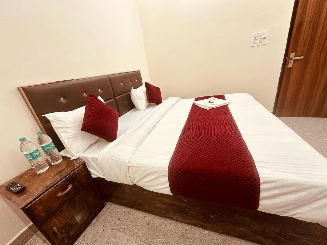 The Lord Krishna Residency Vrindavan Hotel ภายนอก รูปภาพ