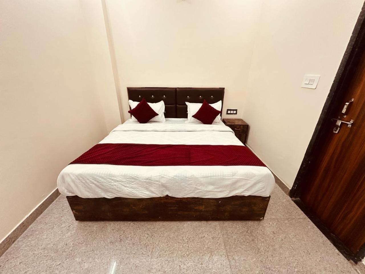 The Lord Krishna Residency Vrindavan Hotel ภายนอก รูปภาพ