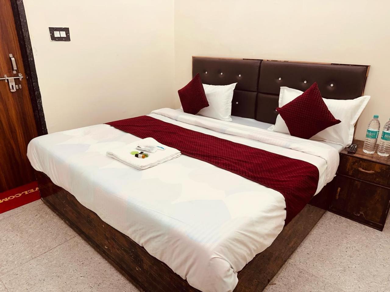 The Lord Krishna Residency Vrindavan Hotel ภายนอก รูปภาพ