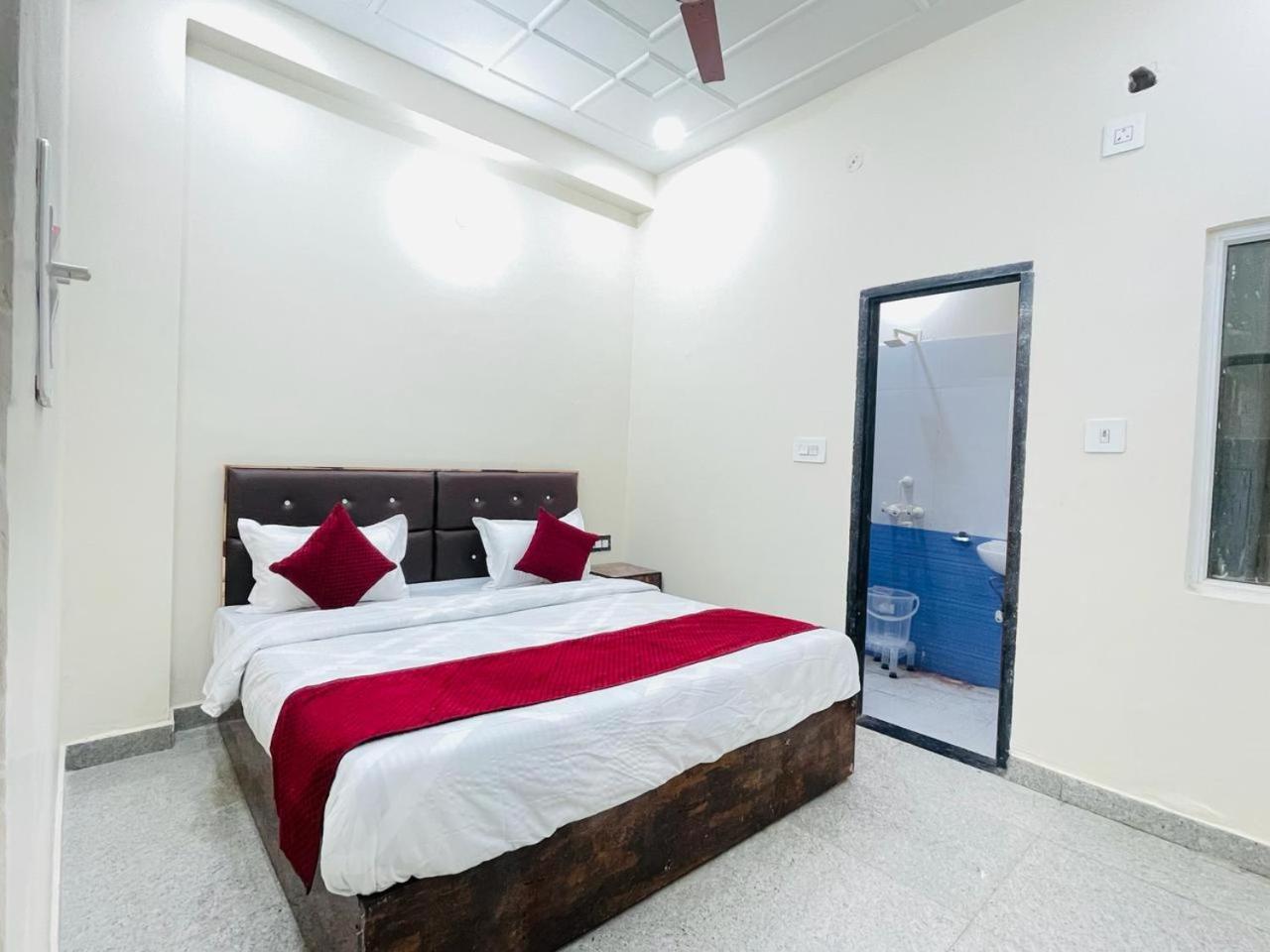 The Lord Krishna Residency Vrindavan Hotel ภายนอก รูปภาพ