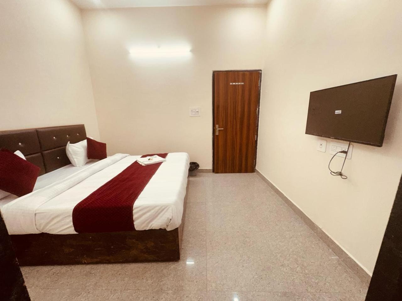 The Lord Krishna Residency Vrindavan Hotel ภายนอก รูปภาพ