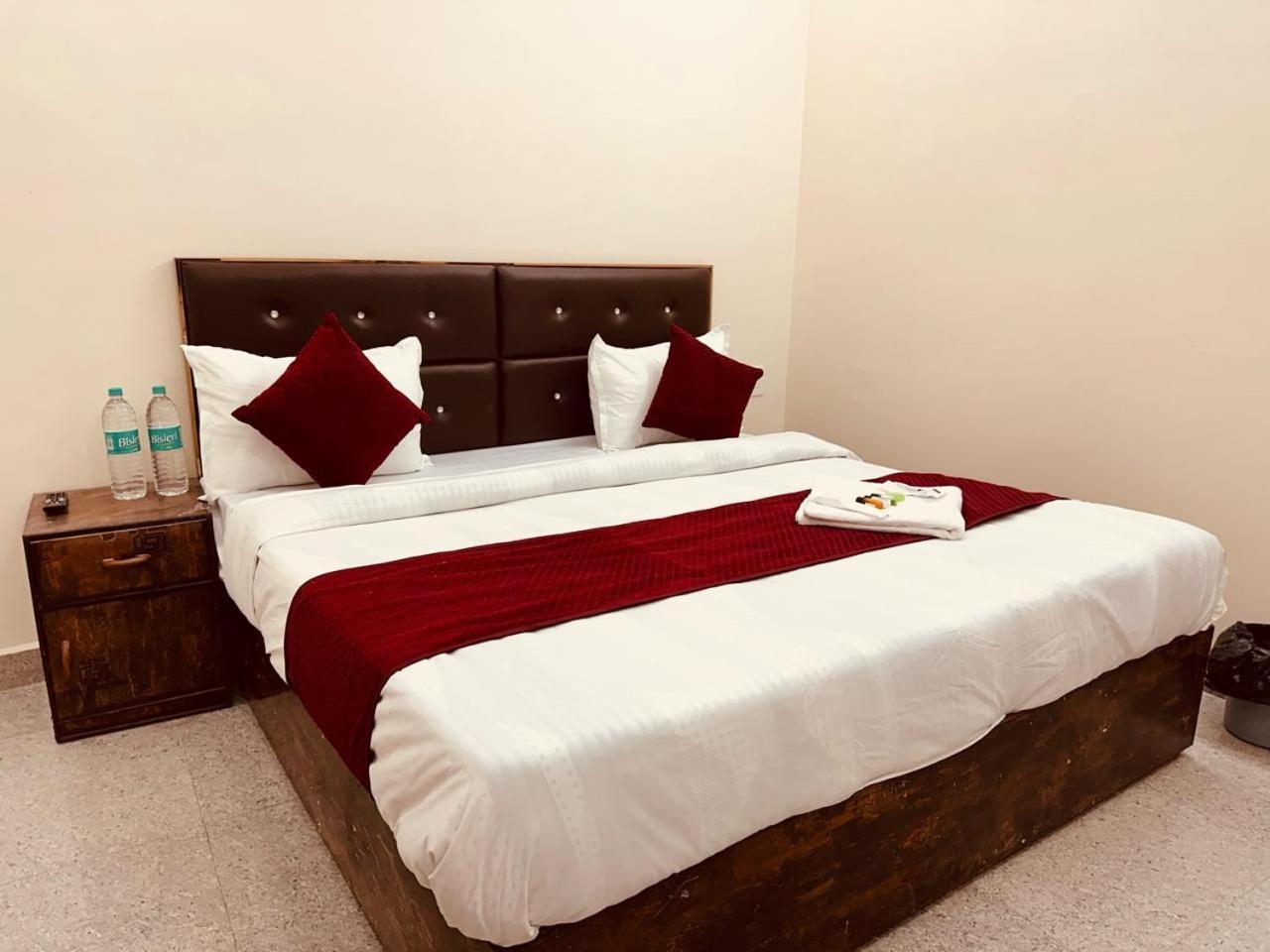 The Lord Krishna Residency Vrindavan Hotel ภายนอก รูปภาพ