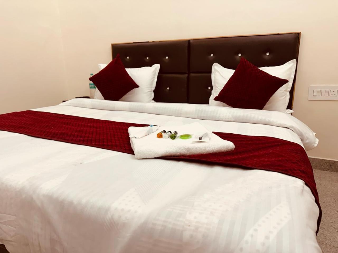 The Lord Krishna Residency Vrindavan Hotel ภายนอก รูปภาพ