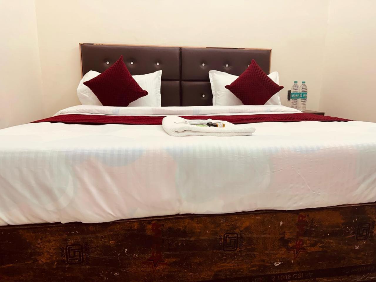 The Lord Krishna Residency Vrindavan Hotel ภายนอก รูปภาพ